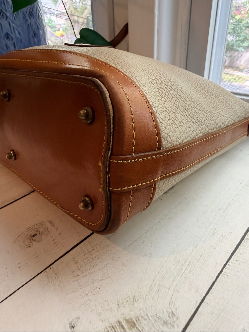 Dooney & Bourke | Vintage Cream & Tan All-Weather Pebbled Leather Shoulder Bag - Picture 4 of 16